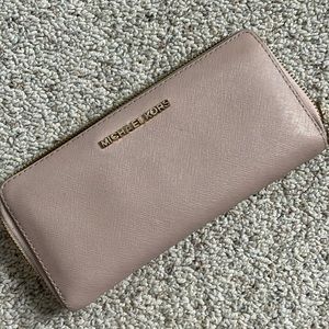 Beautiful Safiano leather Michael Kors wallet in great condition